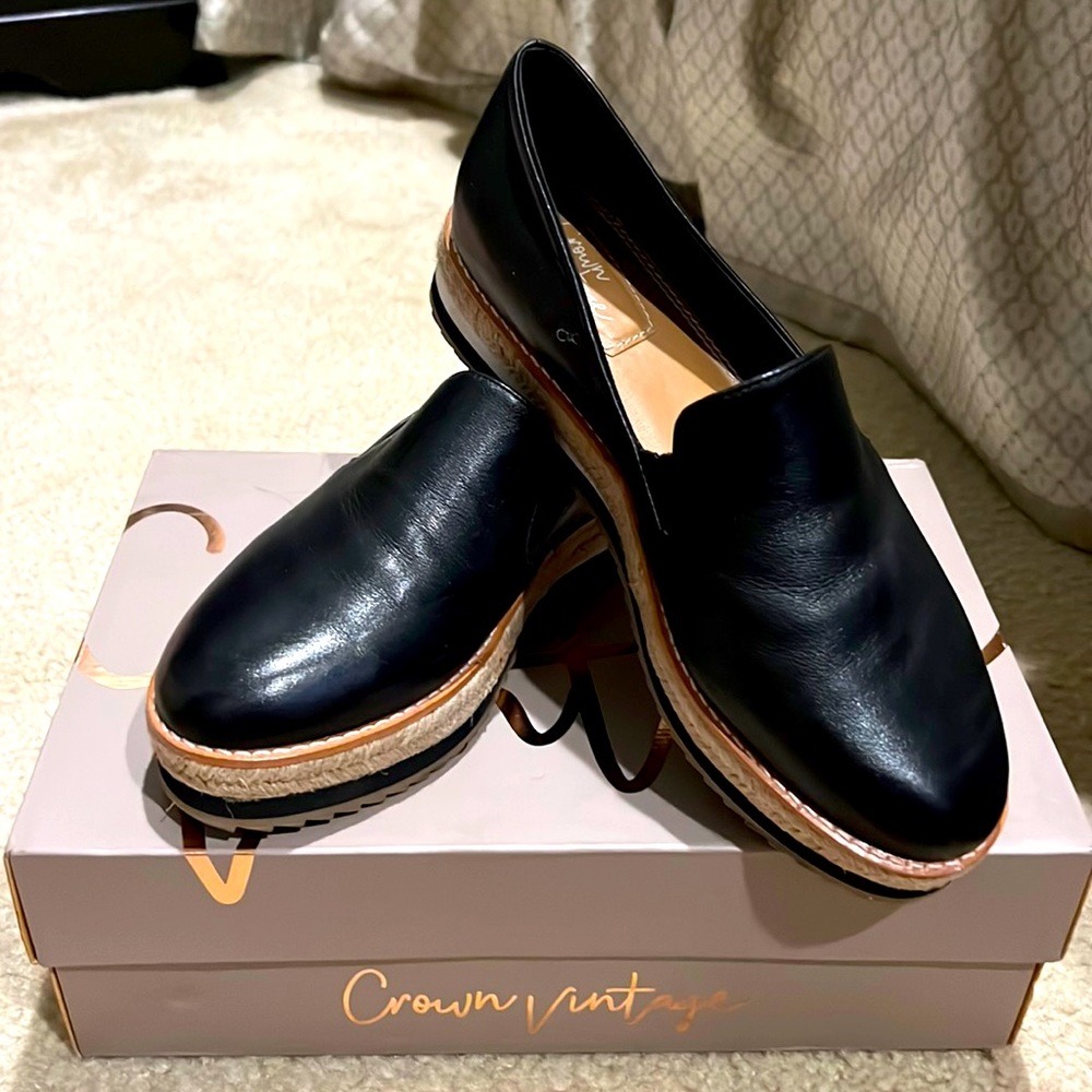 Crown Vintage 7.5 loafer style shoe